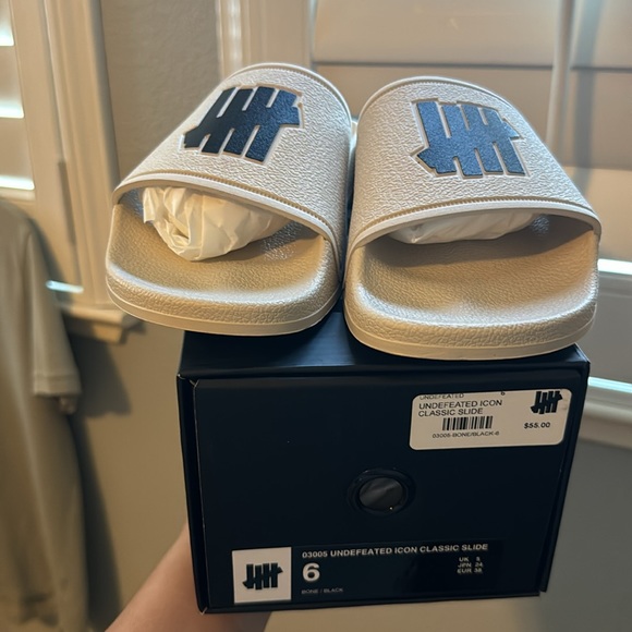 Undefeated Icon Classic Slides - Picture 2 of 4